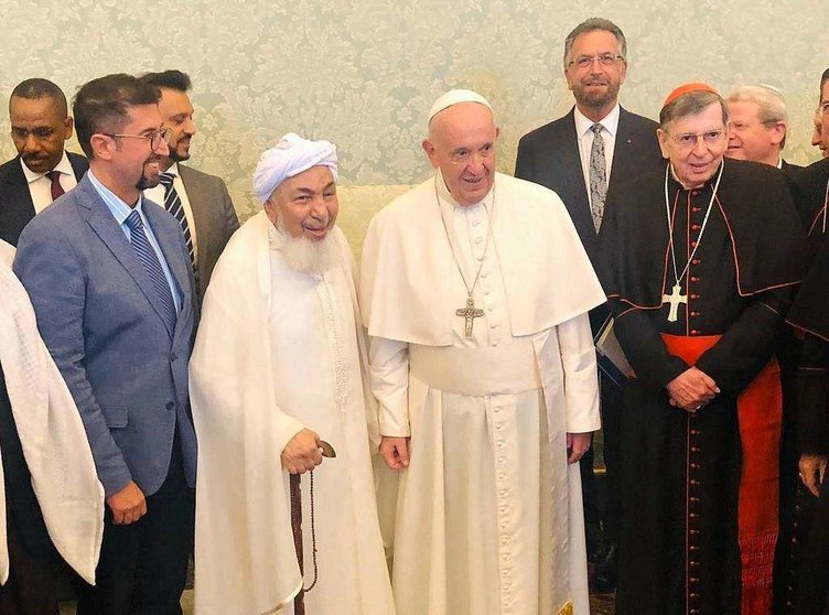 El Papa Francisco con el jeque Abdallah bin Bayyah en el Vaticano. (WAM)