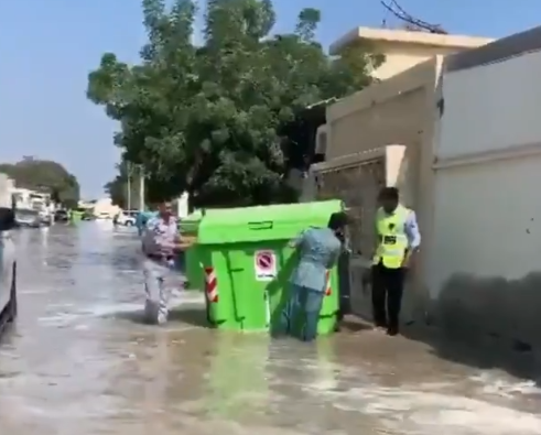 Funcionarios de Emiratos controlan la inundación por agua de mar.
