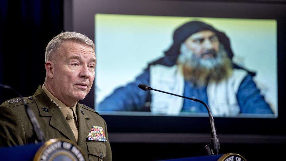 Abu Bakr al-Baghdadi, en una pantalla durante la rueda de prensa de Kenneth McKenzie este miércoles (Andrew Harnik / AP)