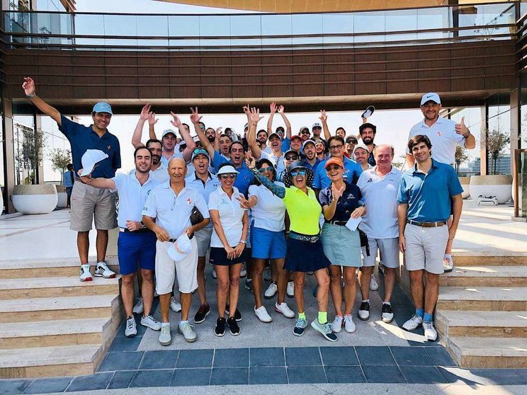 Foto de familia de los integrantes de los dos equipos participantes en el XVI Torneo de Golf Spanish Ryder. (Cedida)