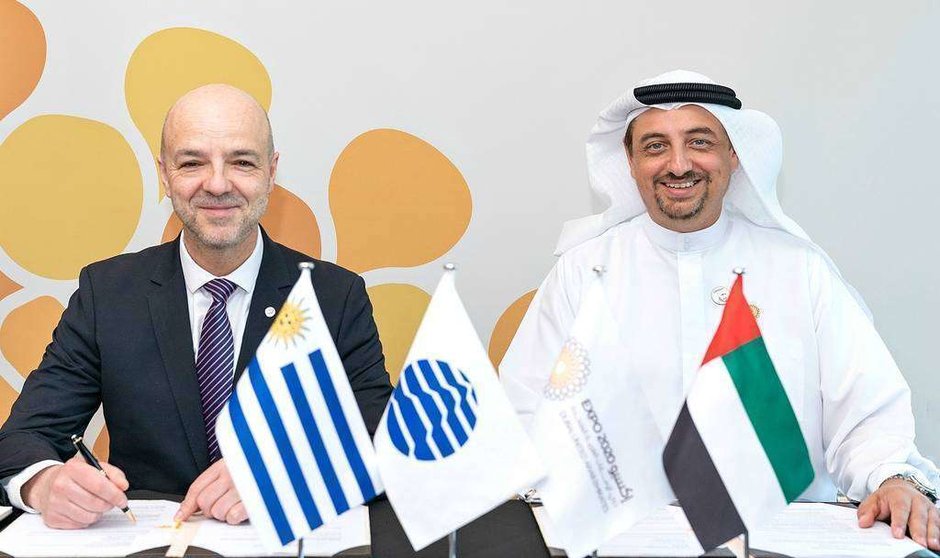 Antonio Carámbula, comisario del Pabellón de Uruguay  –izquierda- y Najeeb Al Ali, director ejecutivo de Expo Dubai 2020, durante la firma del contrato, (Cedida)