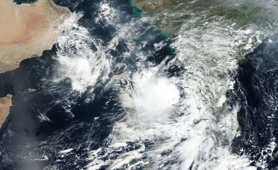 Imagen de la Nasa con Kyarr, frente a las costas de Omán, y Maha al oeste de las costas indias, en imagen del 31 de octubre de 2019.  