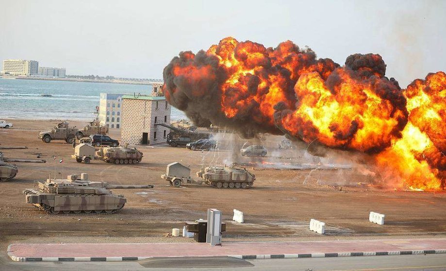 Tremenda explosión durante el ejercicio 'Union Fortress 6' llevado a cabo por el Ejército de Emiratos Árabes en Ras al Khaimah. (WAM)