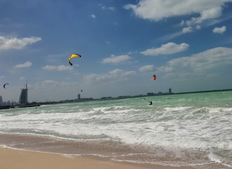 Viento y oleaje en Kite Beach de Dubai. (EL CORREO)