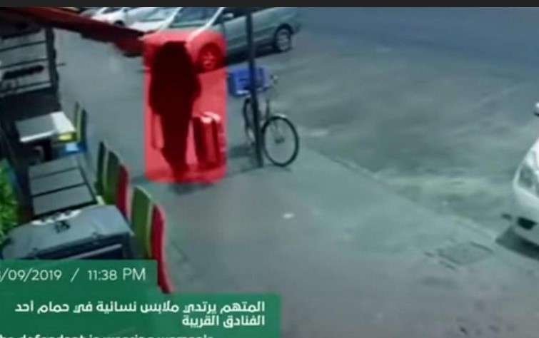 La Policía de Dubai difundió la imagen del ladrón con abaya por las calles de la ciudad.