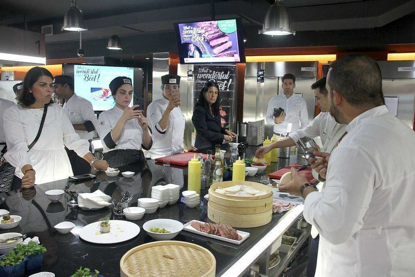 El chef Kisco García, durante la masterclass' en la escuela de hostelería International Centre for Culinary Art Dubai. (EL CORREO)
