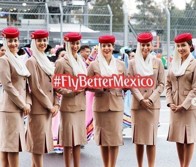 Personal de cabina de Emirates en Ciudad de México.