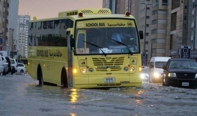 Un autobús escolar por una carretera en EAU. (Khaleej Times)