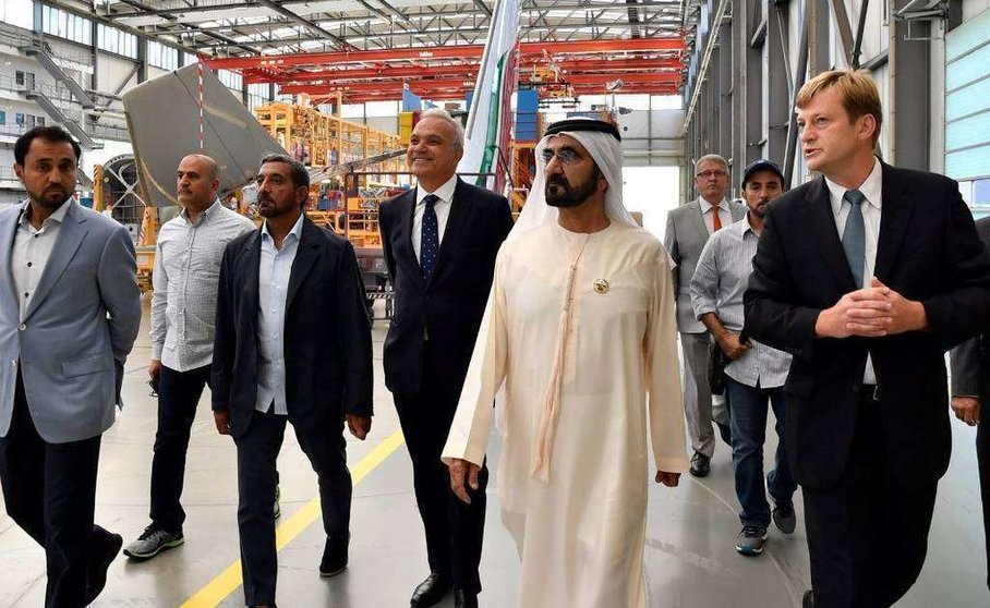 El gobernante de Dubai recorre una planta de Airbus.