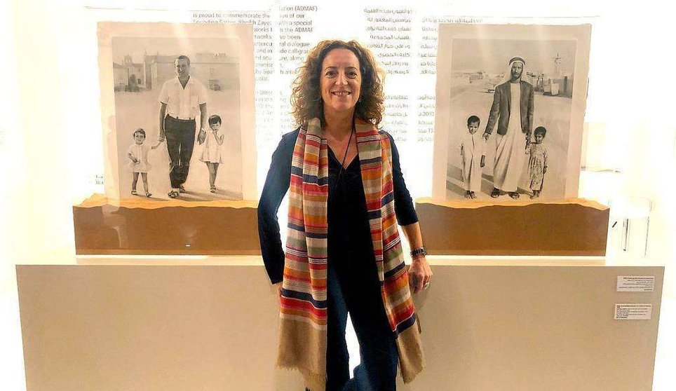 La artista española María José Rodríguez, junto a las dos obras que expone en Abu Dhabi Art. (EL CORREO)