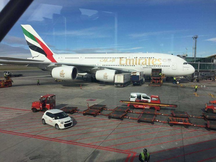 Avión de Emirates en el aeropuerto de Madrid. (EL CORREO)