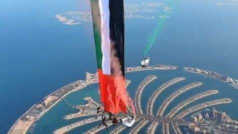 El jeque Hamdan difundió el vídeo con las imágenes de la bandera de EAU.