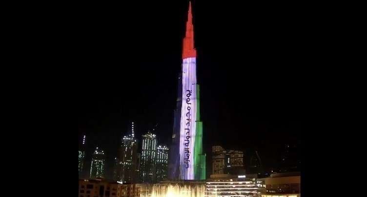 El Burj Khalifa con la bandera de Emiratos Árabes Unidos.