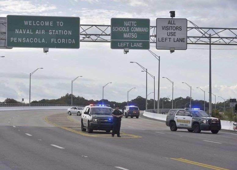 En la imagen de AP, policías en la base estadounidense de Pensacola.