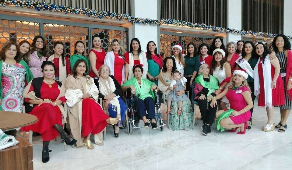 Miembros del Club Damas Latinas de Dubai en el Jumeirah Beach Hotel. (EL CORREO)