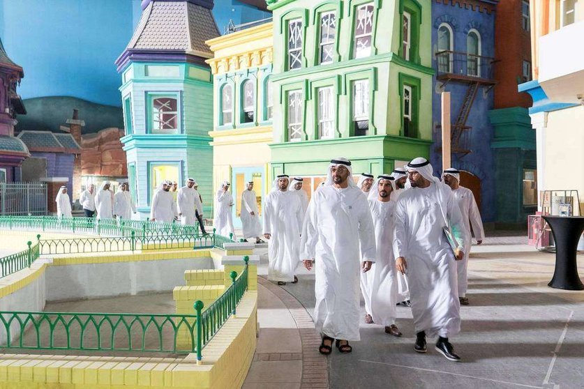 El príncipe heredero de Abu Dhabi recorre el parque Warner en Yas Island.