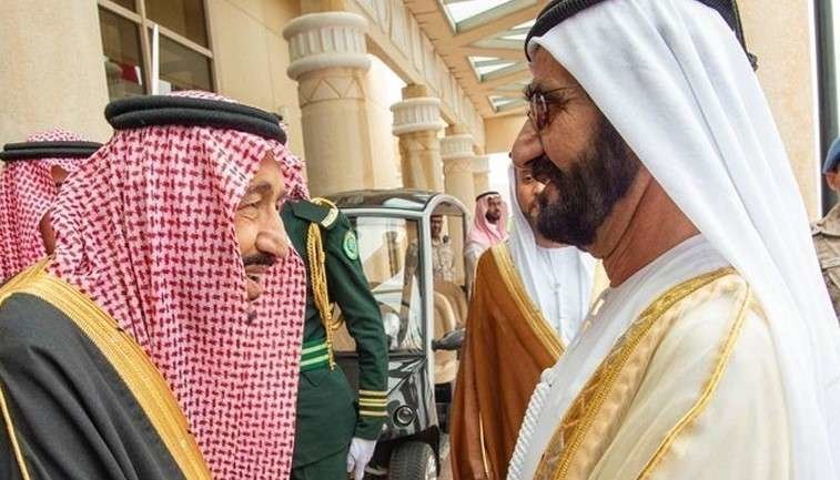 El rey Salman saluda al gobernante de Dubai en Riad. (SPA)