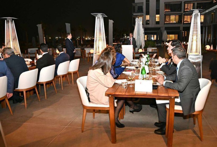 Los asistentes atiendan a las palabras del embajador de España durante la cena de Navidad del SBC en Dubai. (EL CORREO)