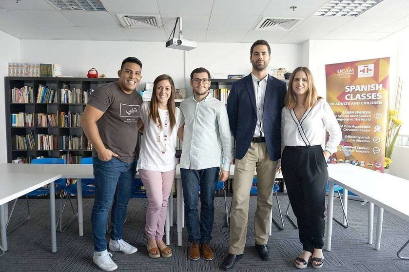 El equipo de UCAM Dubai, que tiene a Alberto Fernández como director, en la sede del instituto. (Cedida)