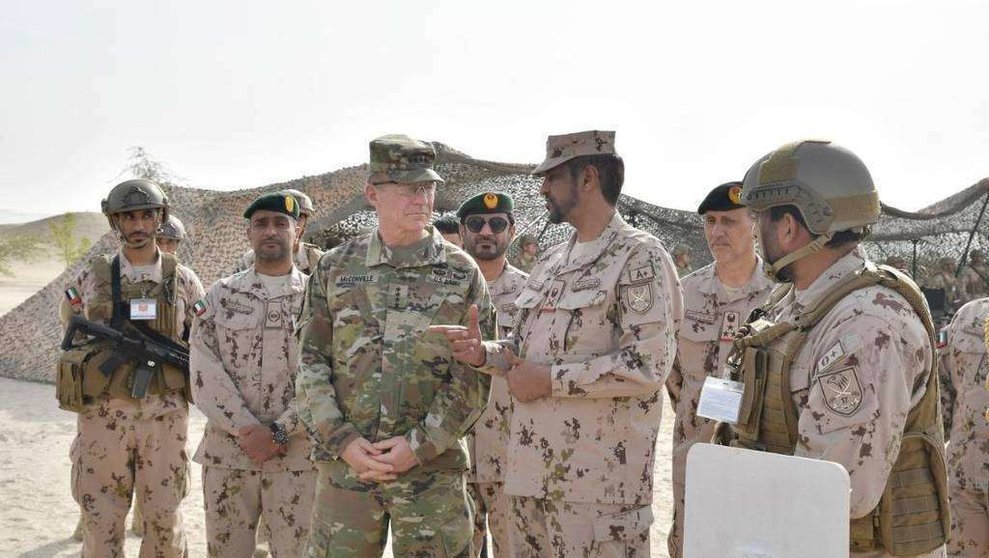El general estadounidense James McConville habla con el teniente general Saleh Mohammed Saleh Al Ameri, comandante de las fuerzas terrestres de EAU. (Wam)