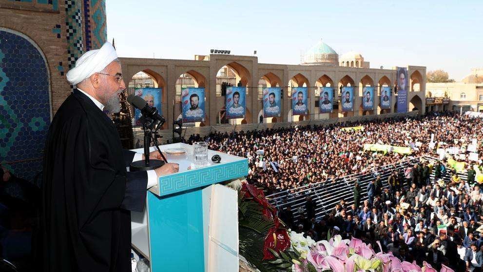 En la imagen de AFP, el presidente de Irán anuncia el nuevo campo petrolero.