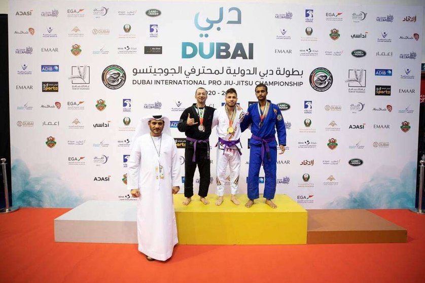 Willy Fernández en el centro de la imagen ganador de una medalla de oro en Dubai. (Cedida)