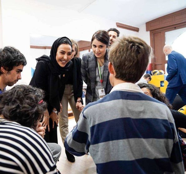 Representante de la Embajada de Emiratos Árabes en Madrid conversa con varios alumnos de Afanias durante el taller. (Cedida)
