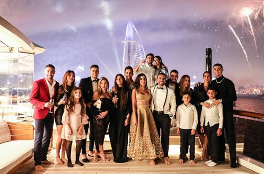Cristiano Ronaldo, su novia y unos amigos celebraron la llegada de este año en Dubai.
