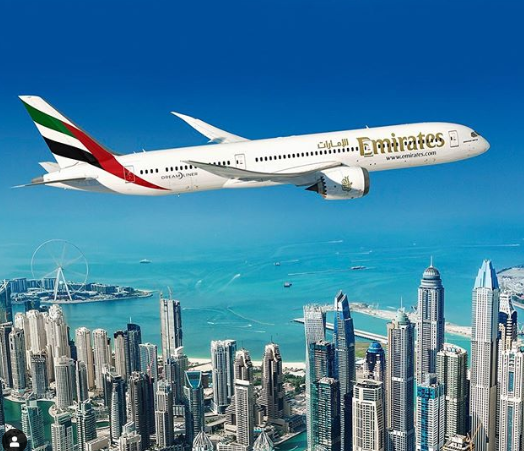 Un Boeing 777 de Emirates Airlines sobre Dubai.