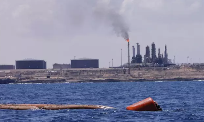 En la imagen de Reuters, la refinería de Libia.