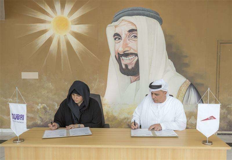 La jequesa Latifa bin Mohammed Al Maktoum, presidenta de  Cultura de Dubai, firma un acuerdo de cooperación con Mattar Al Tayer, director general y presidente de la RTA.