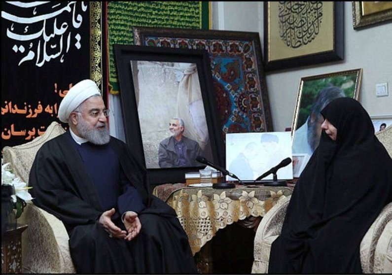 El presidente de Irán, Hasan Rohaní, con la viuda del comandante Soleimani, ante una foto de este, este sábado en Teherán. (Reuters)