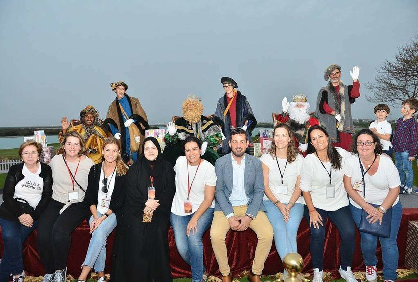 Integrantes de 'Españolas en Abu Dhabi', acompañadas de Santos Montes, junto a los Reyes Magos en el Club de Golf Yas Links. (Manaf K. Abbas)