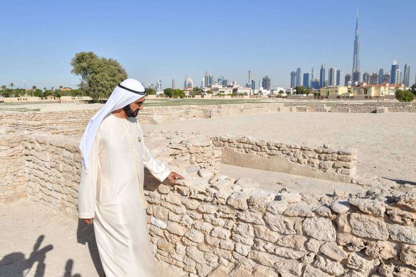 El gobernante de Dubai en el sitio arqueológico de Jumeirah.