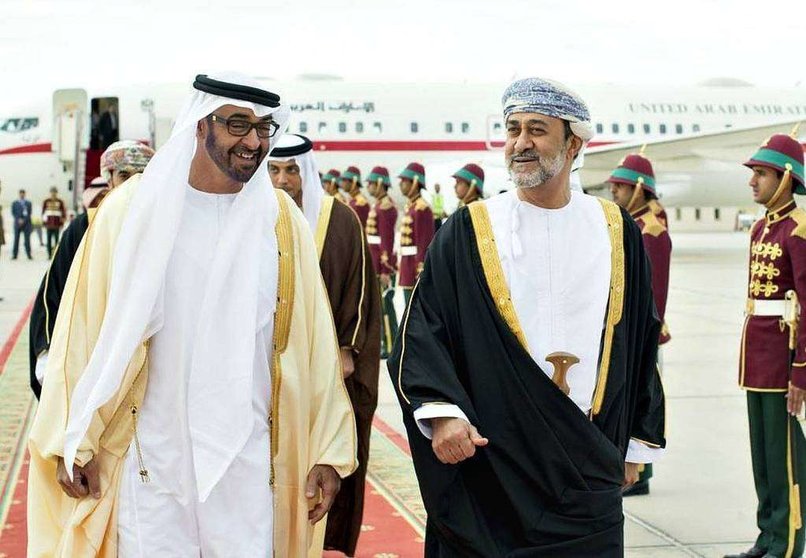 El nuevo gobernante del Sultanato de Omán, Haitham bin Tariq Al Said -derecha-, junto al príncipe heredero de Abu Dhabi. (Twitter)