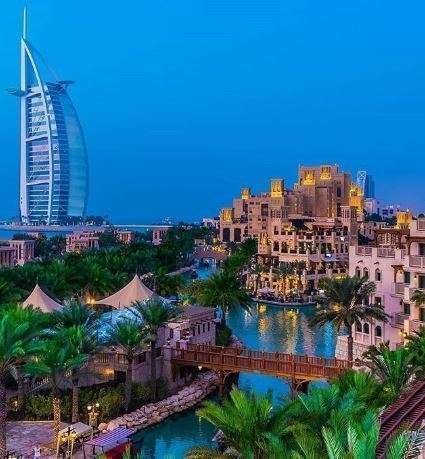 Una imagen del Burj Al Arab en la costa de Dubai. (VisitDubai)