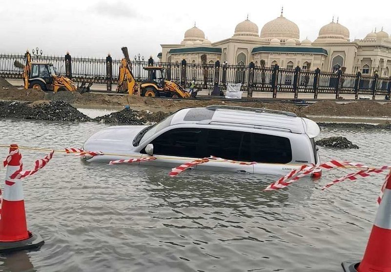 Un coche atrapado en el agua como consecuencia del temporal en el emirato de Sharjah. (EL CORREO)