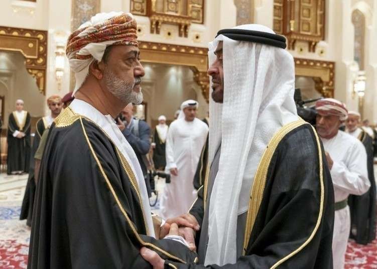 El príncipe heredero de Abu Dhabi y el nuevo sultán de Omán este domingo en Muscat. (WAM)