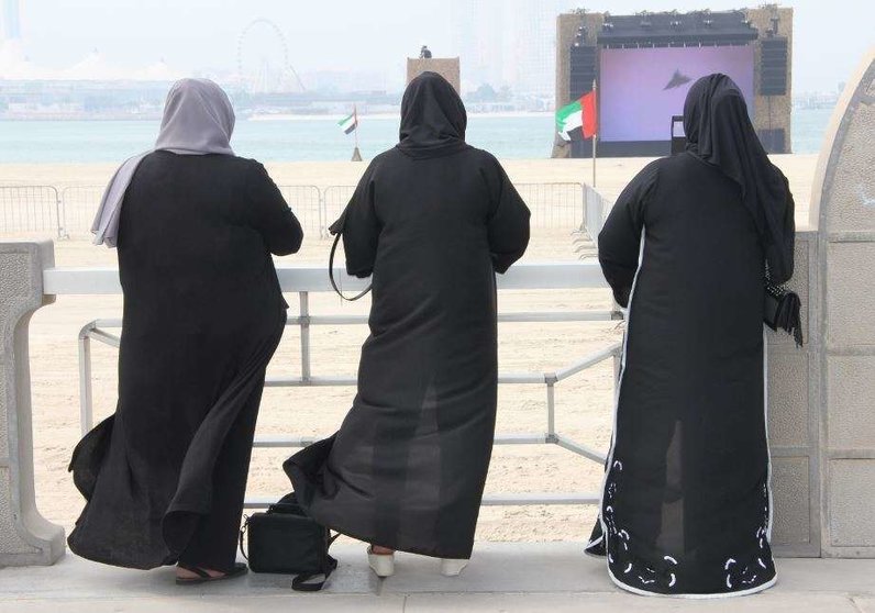 Mujeres emiratíes en la Corniche de Abu Dhabi. (EL CORREO)