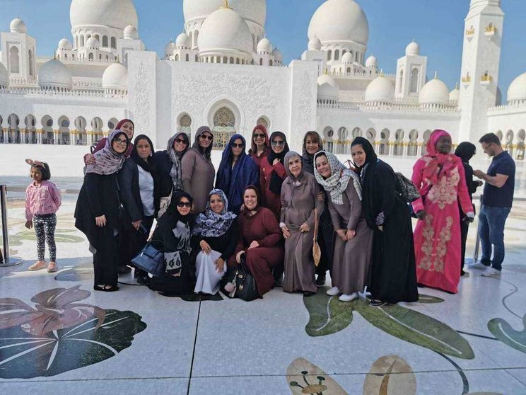 Damas Latinas durante el recorrido por la Gran Mezquita de Abu Dhabi. (Cedida)