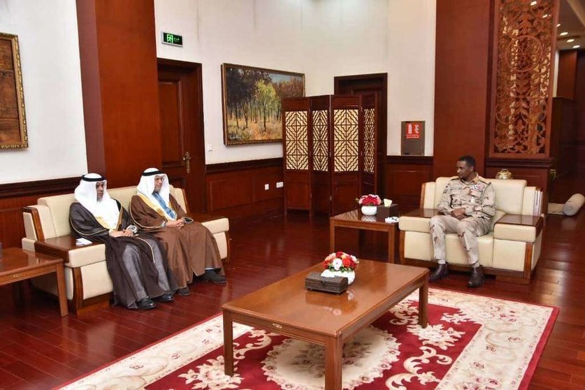 El ministro de Estado de Asuntos Exteriores de Emiratos Árabes Unidos, Anwar Gargash. durante su visita a Sudán. (WAM)
