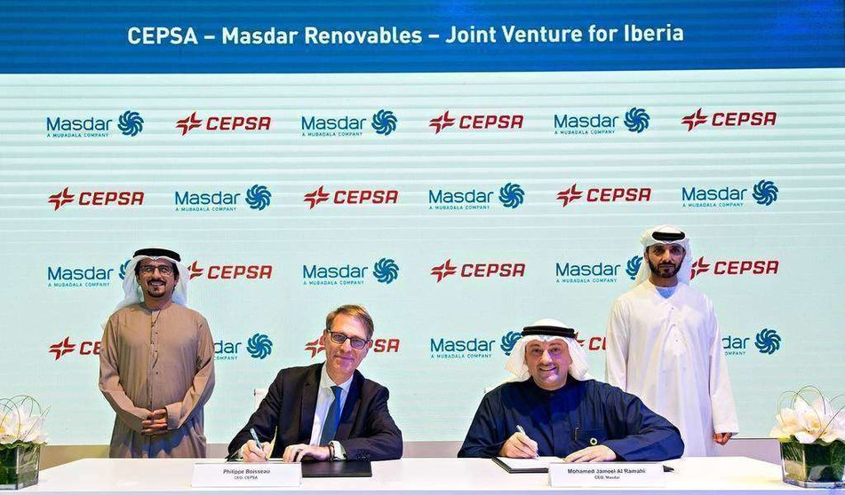 El consejero delegado de Cepsa, Philippe Boisseau -izquierda-, y el consejero delegado de Masdar, Mohamed Jameel Al Ramahi, durante la firma del acuerdo. (cepsa.com)