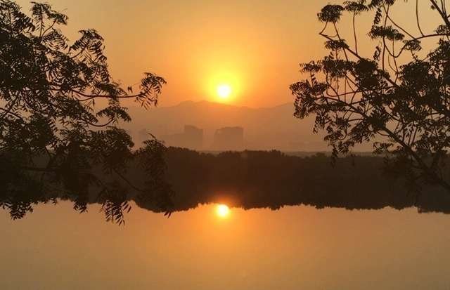 Amanecer en las montañas de Ras Al Khaimah con el sol reflejado en los manglares. (R. Pérez / EL CORREO)