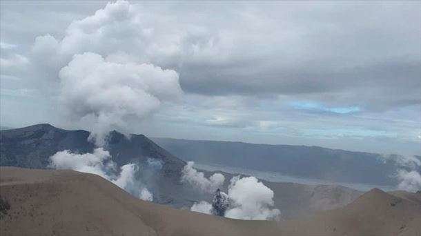 En la imagen de EFE, el volcán Taal en erupción en Filipinas.