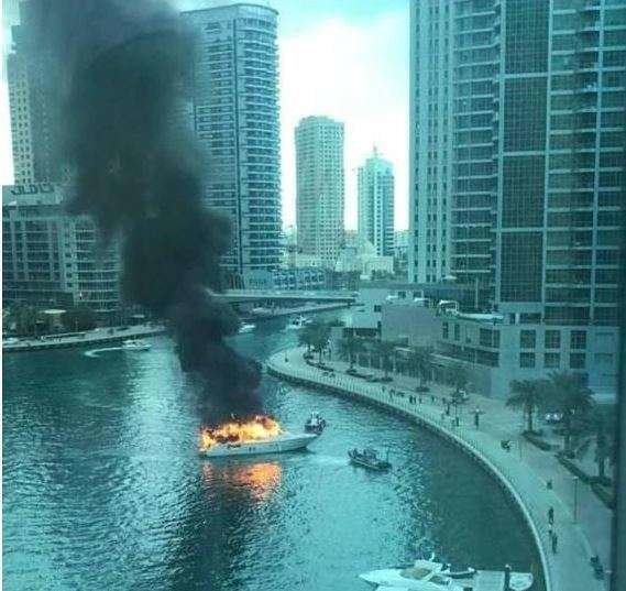 Una imagen del barco en llamas.