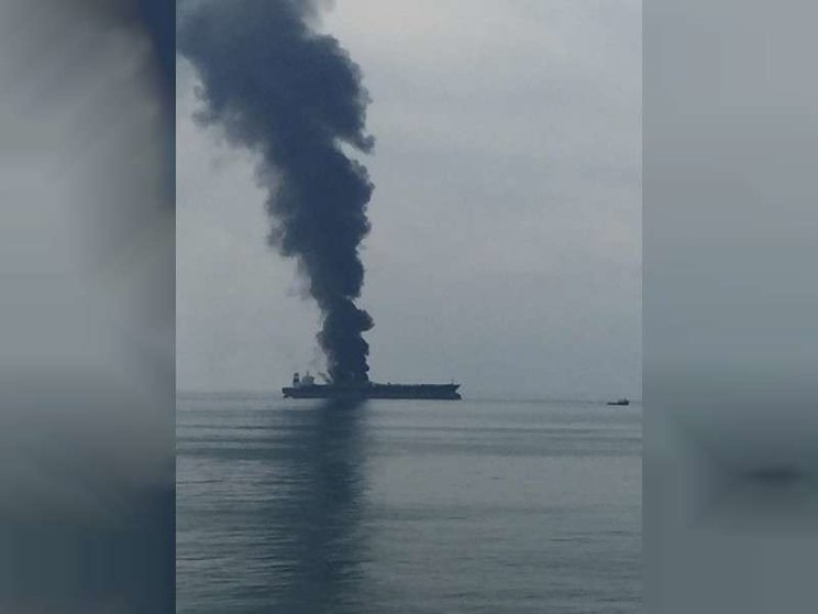 Columna de humo en el buque panameño en aguas de EAU. (WAM)
