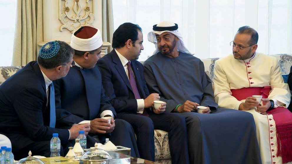 El príncipe heredero de Abu Dhabi con los miembrosdel Comité de la Fraternidad Humana. (WAM)