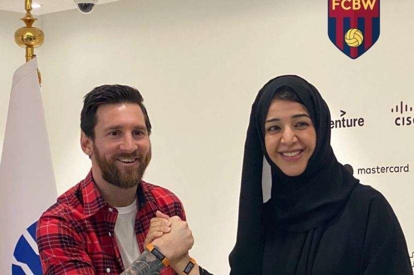 Messi junto a la ministra de Estado de Cooperación Internacional de EAU y directora general de Expo 2020 Dubai. (Twitter)