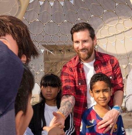 Messi junto a los estudiantes en el sitio de la Expo 2020 Dubai. (WAM)