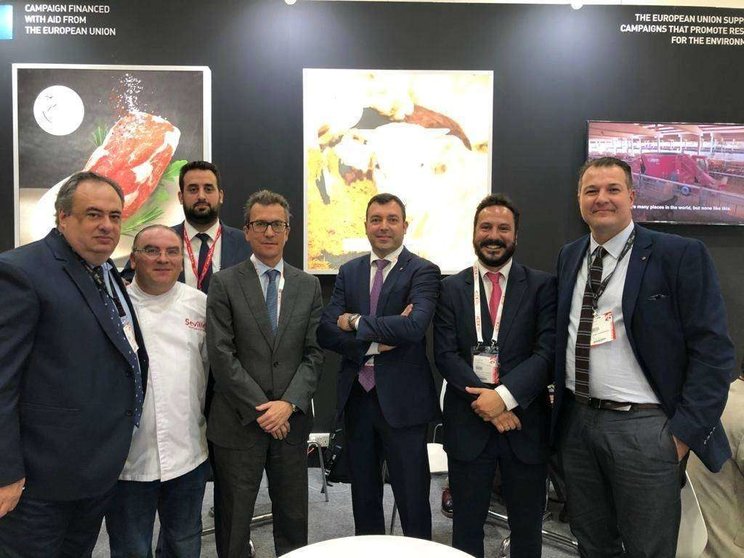 El embajador y el consejero económico jefe de España en Emiratos Árabres, junto a Mariano Andrés y representantes de Provacuno en Gulfood 2020. (Cedida)